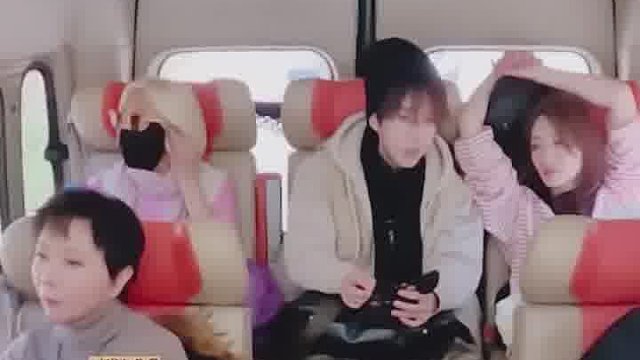 从小就学校和训练室两点一线，根本就没时间叛逆吧