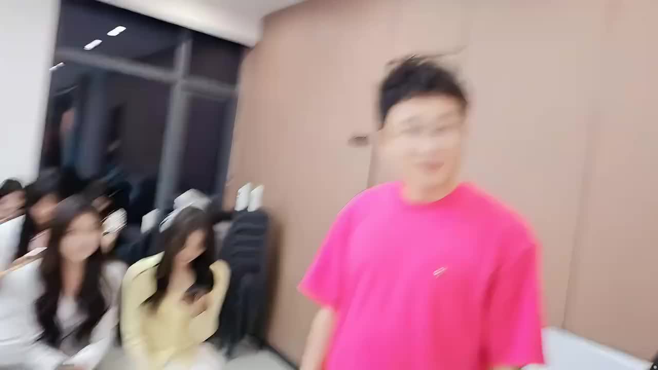 我现在是真不吃槟榔了，但粉丝一见面就说朗哥来颗槟榔！