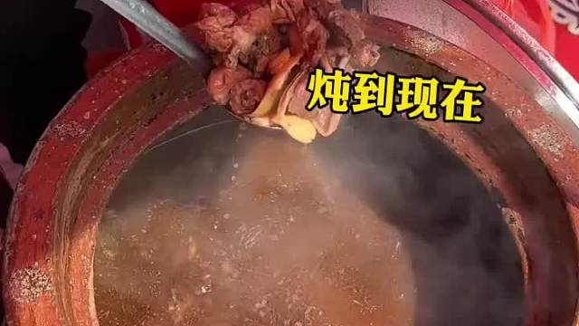 街头的红烧牛肉泡面，一百块满满一大桶