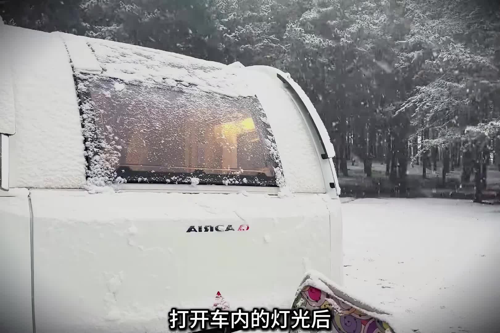 第1集：驾驶房车进入雪地森林，躲进车里度过雪天，惬意悠闲享受户外生活