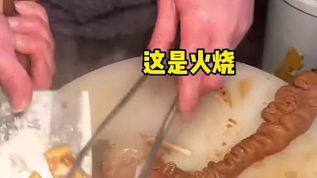 南京夜市遇到老北京卤煮火烧，里面有肥肠、火烧、豆干、五花肉等等，看着好下饭啊。