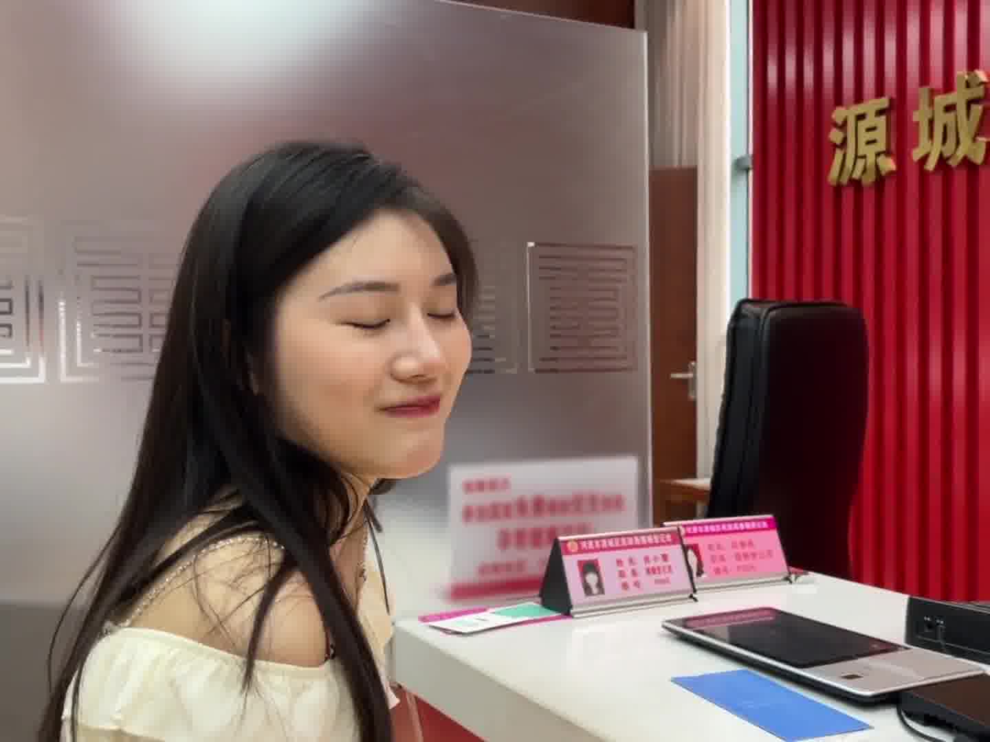 结婚了铁子们！此时此刻真的很激动，不知道用什么词语去表达，我觉得我很幸运有一个这么爱我的女孩，还有一群跟我一样喜欢詹姆斯的粉丝陪伴着，感谢遇见，以后我将与她携手一起跟大家陪伴詹姆斯……