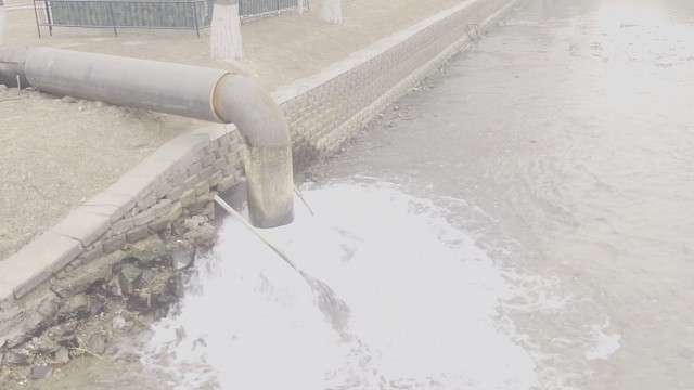 年年说地下水少了，地面塌陷！沈阳地铁抽出来的地下水，就这么白白的排河里了！浪费了！修个管子排进自来水