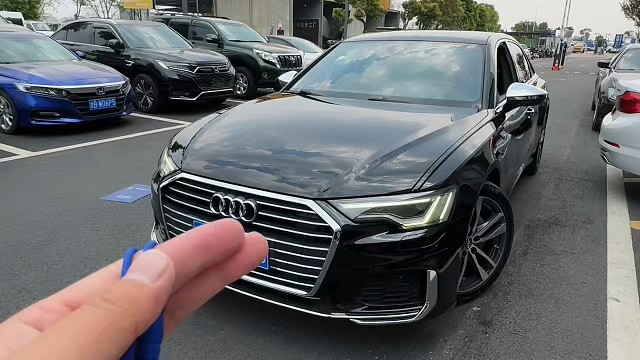 奥迪A6L，低调稳重。