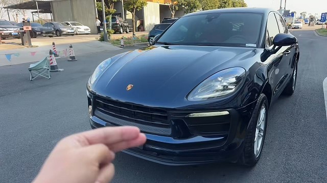 美女老师一手保时捷macan