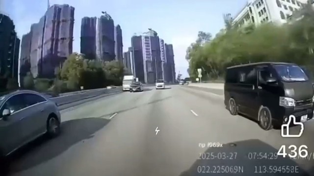 视频车求生欲很强啊，就差站起来踹油门了[捂脸]