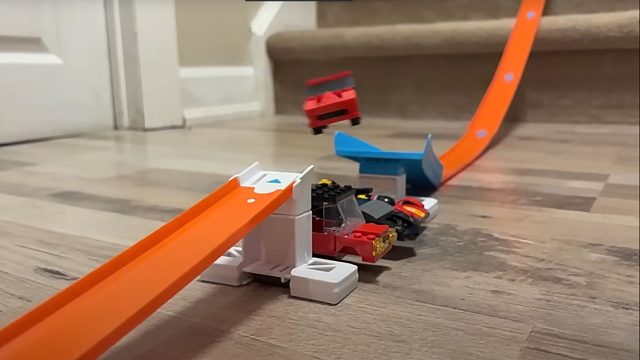 逆天脑洞！IQ500的乐高积木车玩法，网友：我的积木白玩了…