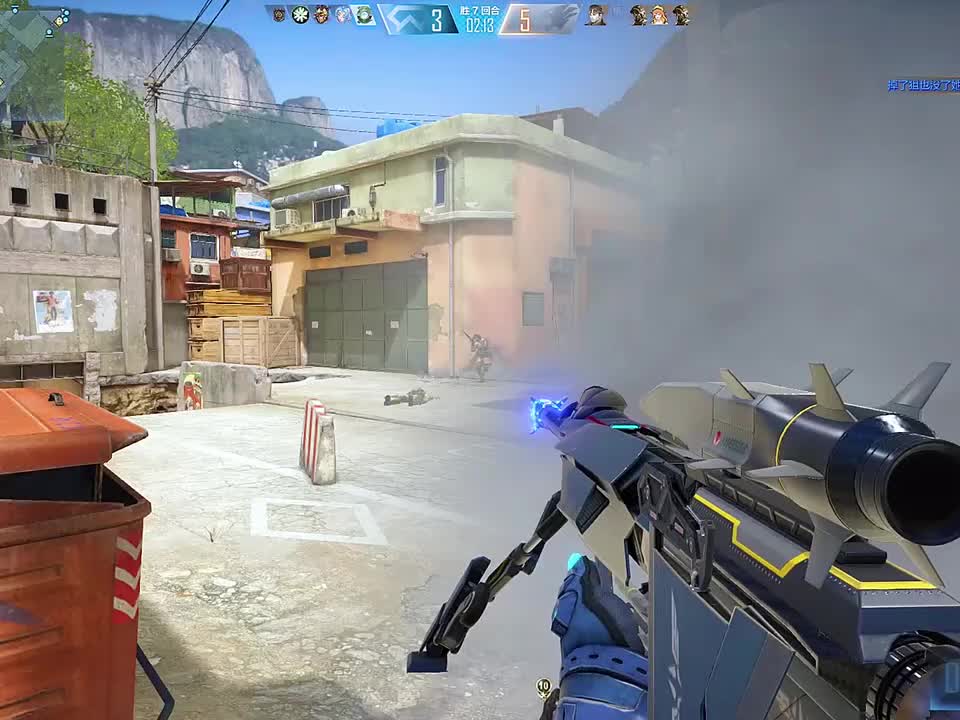 光打在你身后，墙上便有了巨大的身影