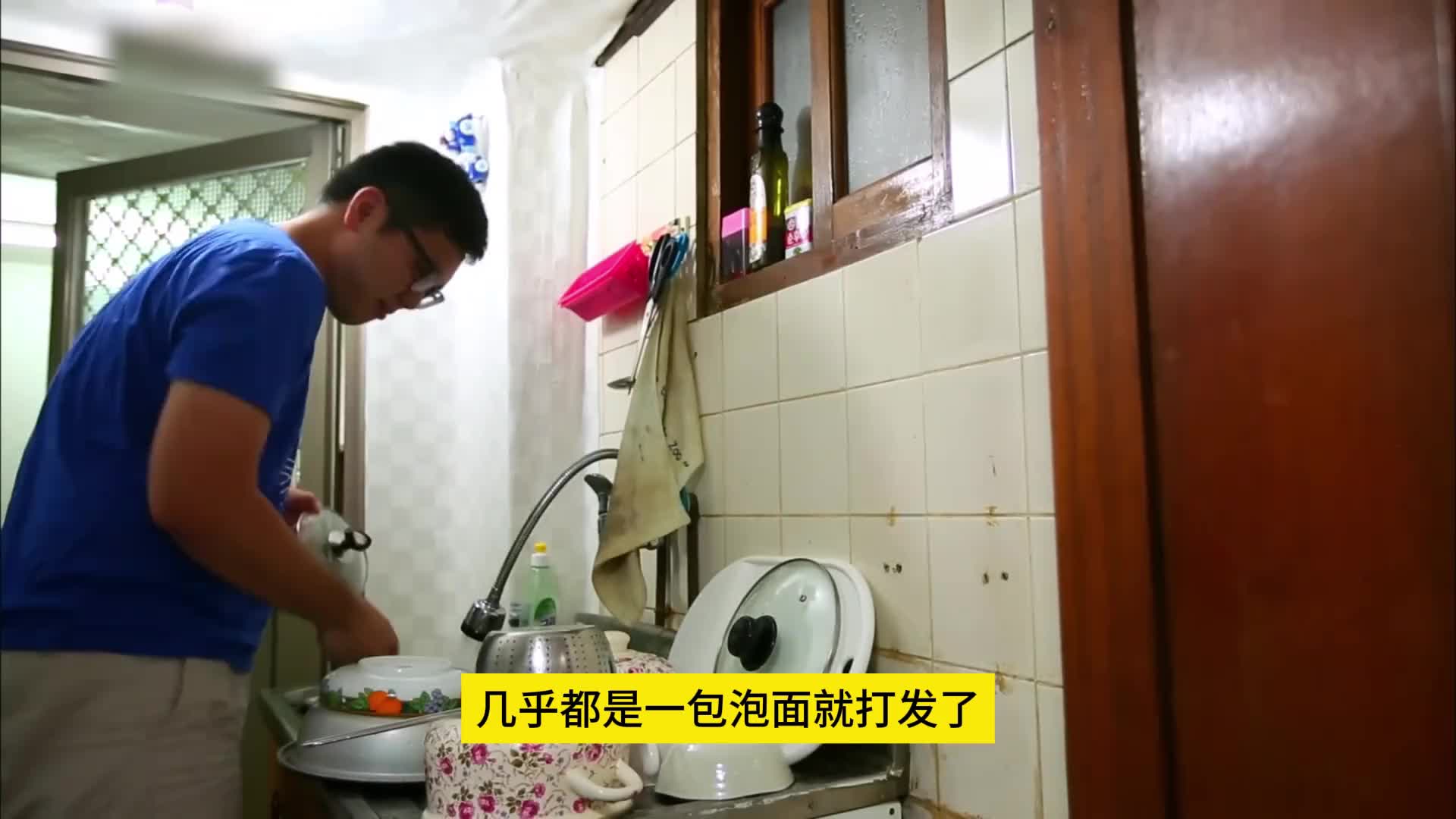 你知道这个年轻人一天过得能有多心累吗