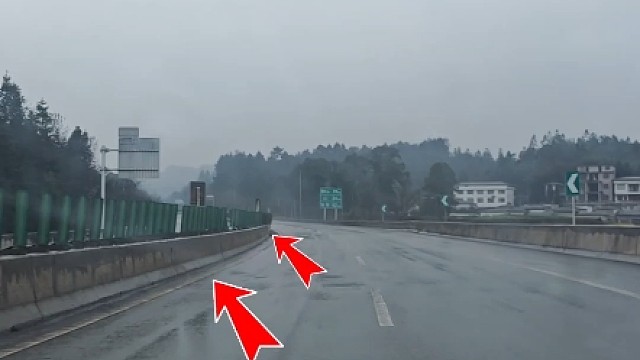 雨天开车要注意什么？这些驾驶技巧很重要，老司机现场演示