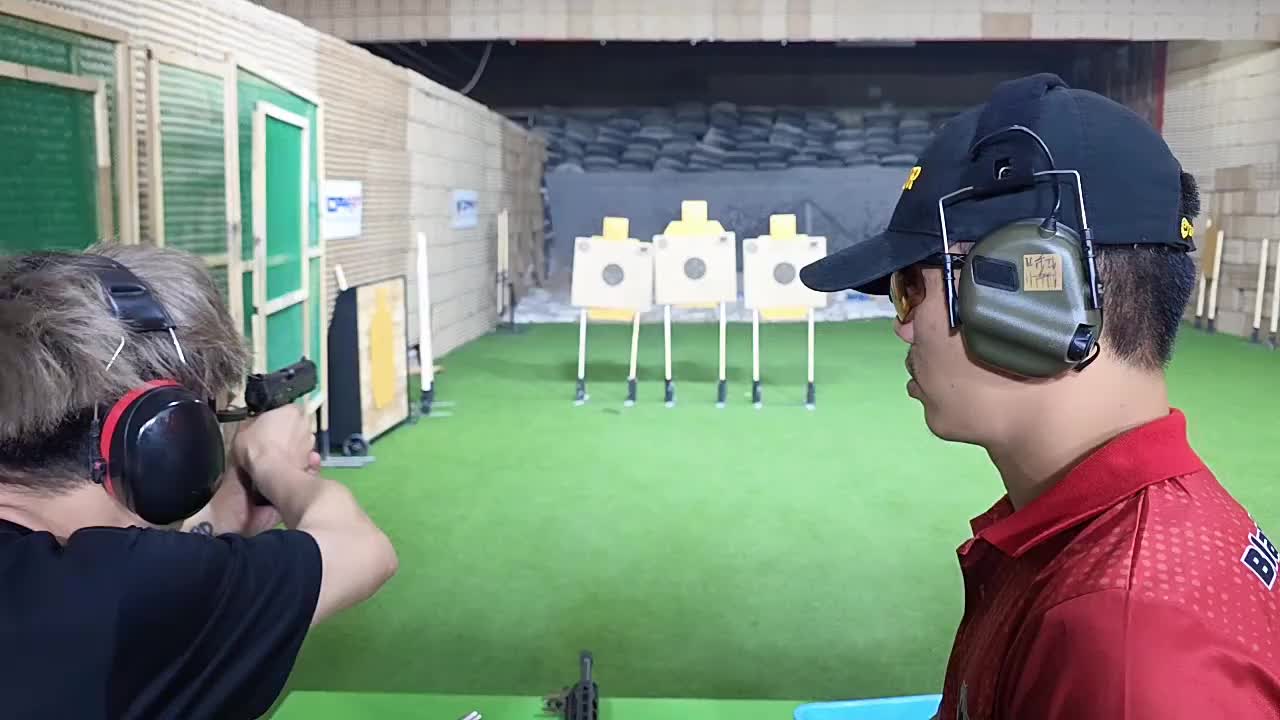 和阿B在靶场射击，兄弟们看我射的准不准！