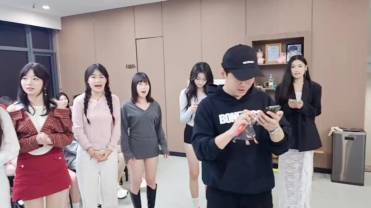 开播两个新主播就得抹除两个以往的主播，这好像有点残忍啊兄弟们！