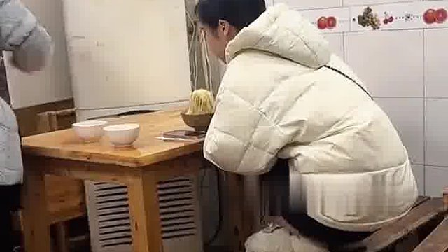 这蹲着吃饭啥意思，我也是服了