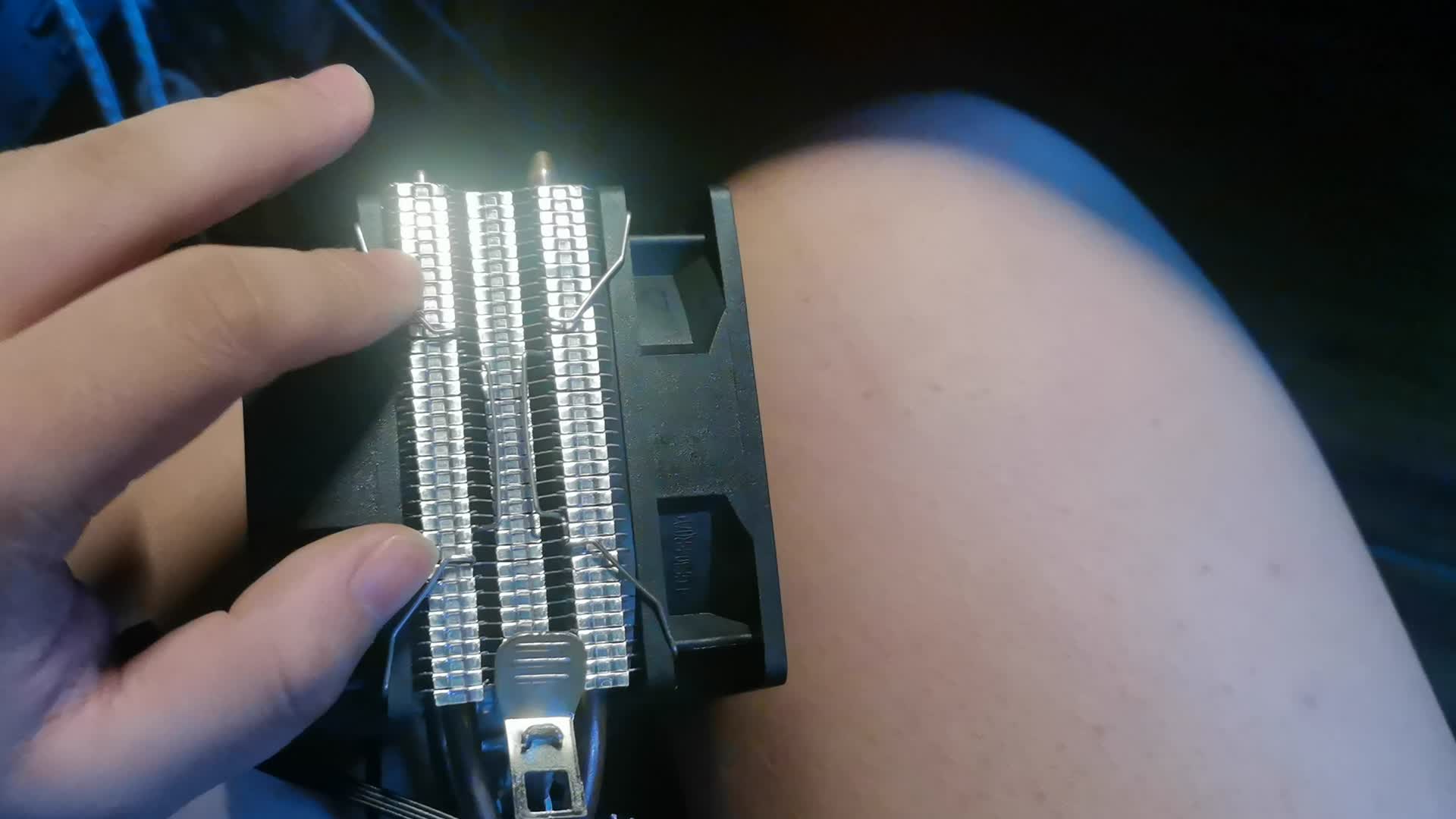 论CPU散热器更换风扇的重要性:原装/改装风扇风量功耗对比