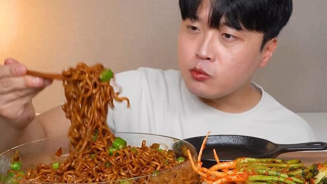 妻子的泡菜 加了很多辣酱，小萝卜泡菜，还有发酵的大豆酱泡菜吃播