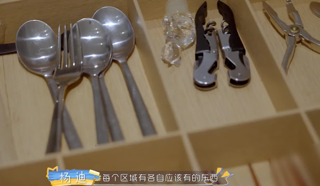 陈妍希陈晓家住北京豪宅，喜欢收纳和绘画，餐具都有小单间