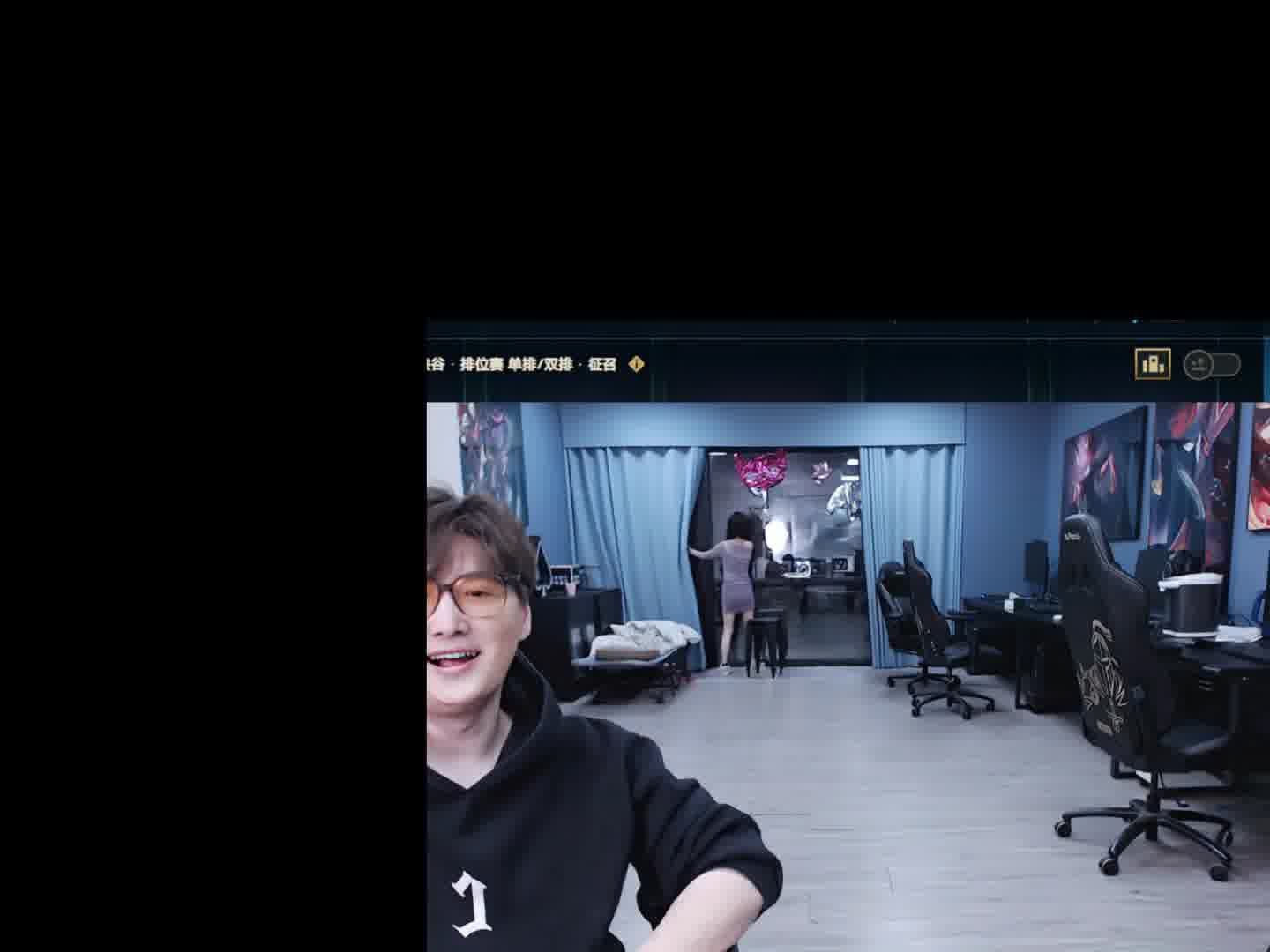 猫又做客三桂园区，上演经典拉窗帘节目