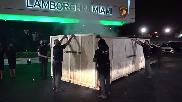 爱你的女生，不会在意你开哪种兰博基尼