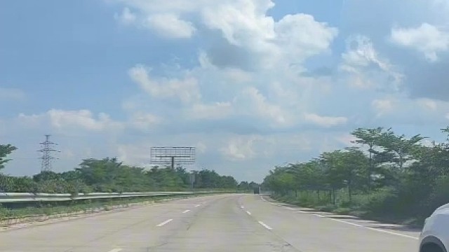 开车撞到护栏，应该怎么理赔呢？#每天一个用车知识 #开车撞到护栏 #开车撞到公共设施