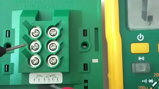 中优消防破碎开关核心内部设有一个受玻璃片（或类似易碎部件）控制的机械开关