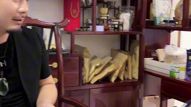 这个黑皮小料子有点看头，能不能开出天空蓝呢。
