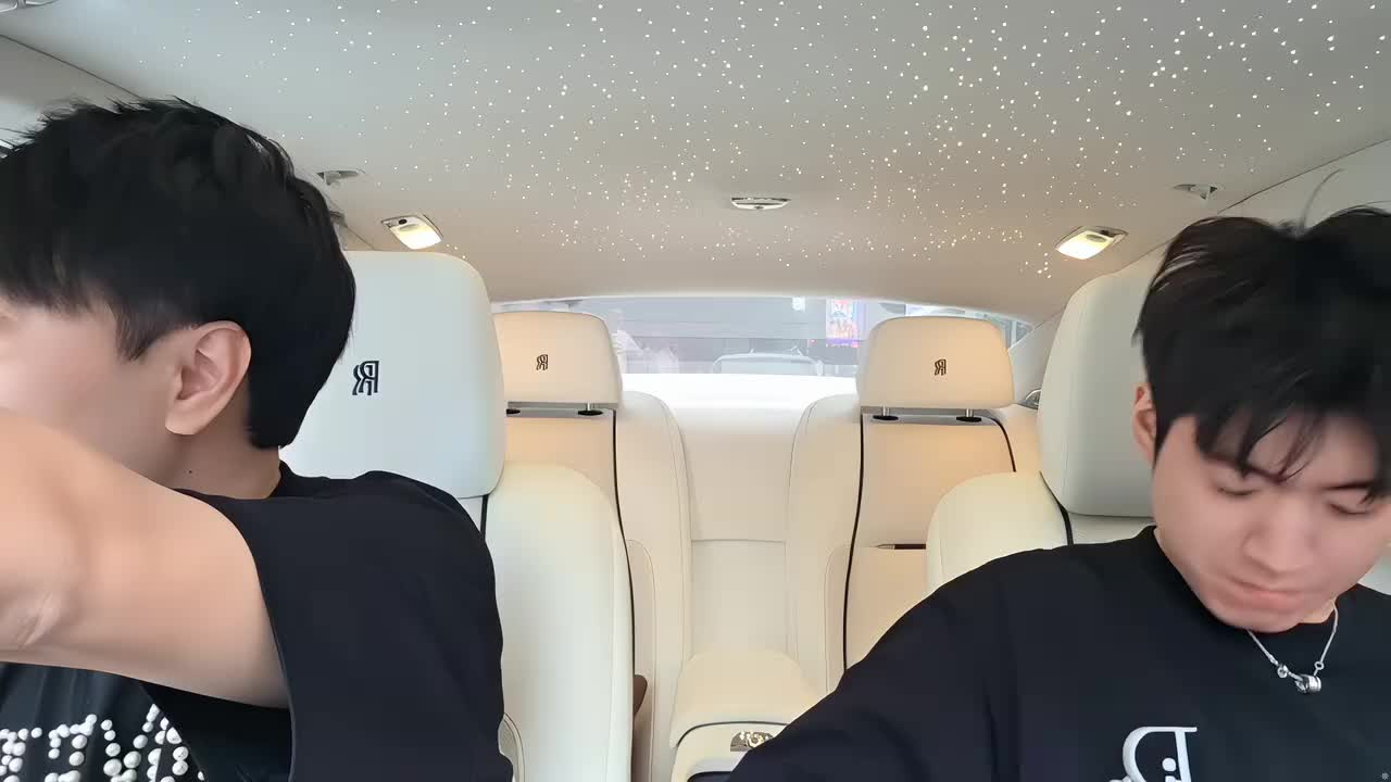 上车时有人居然要采访我创业经验，但我是主播啊有什么可采访的！