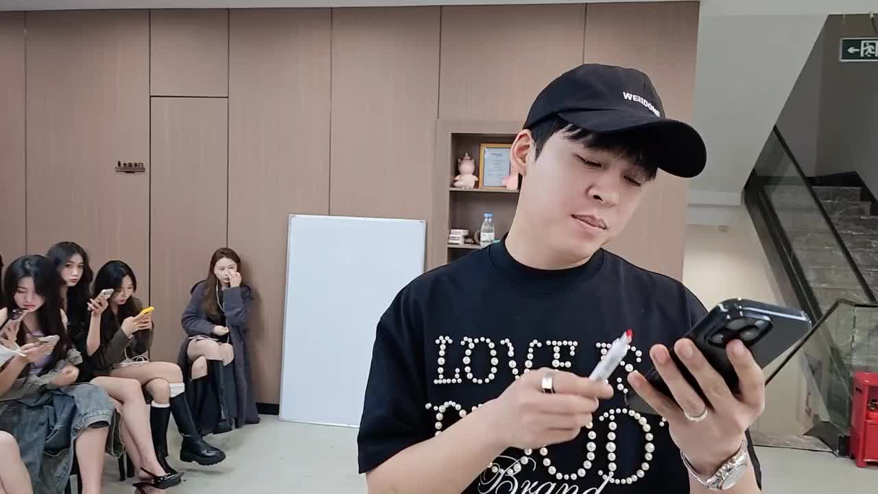 小怡开会一直说话，都快成刺头了兄弟们！