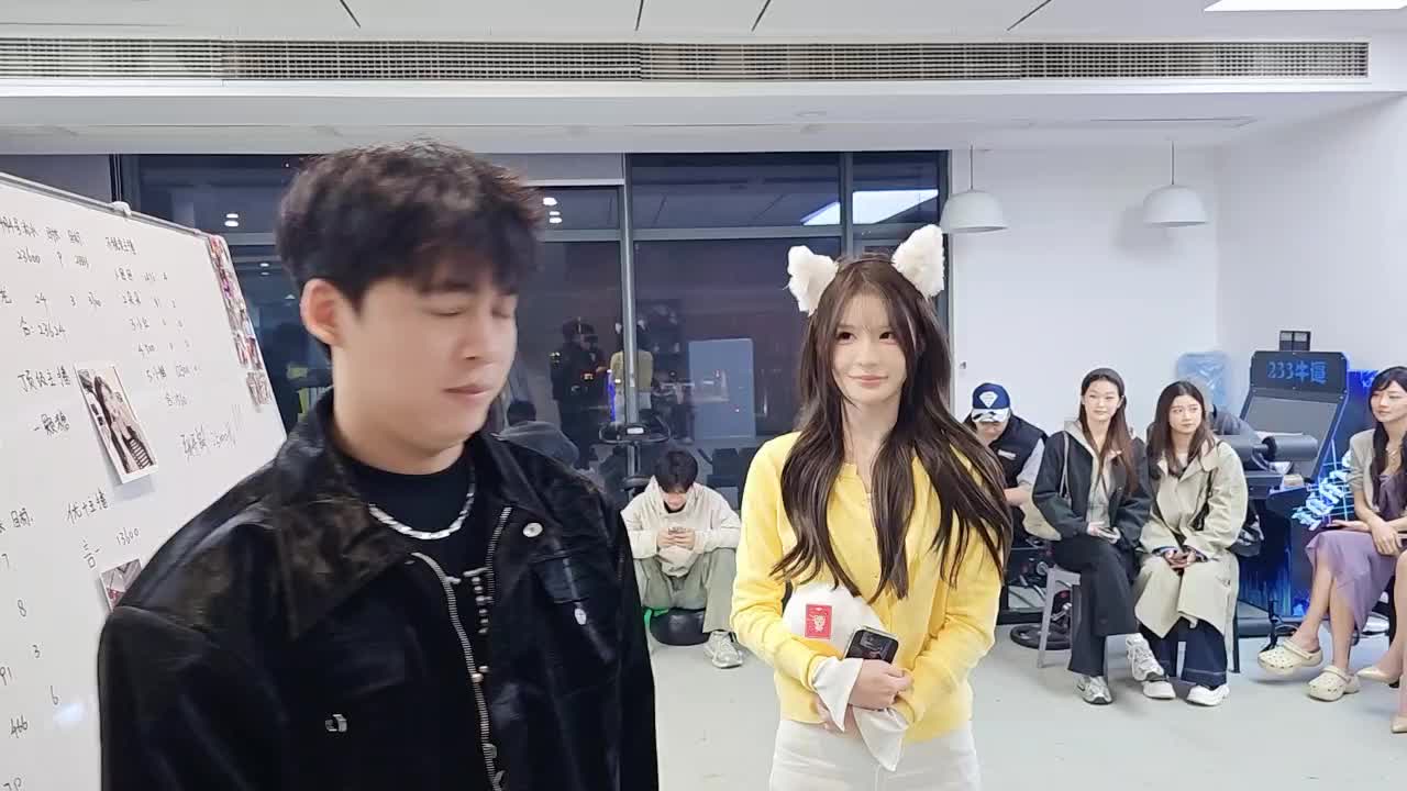 今天先把流水前三名的主播上台讲一下并表扬鼓掌！