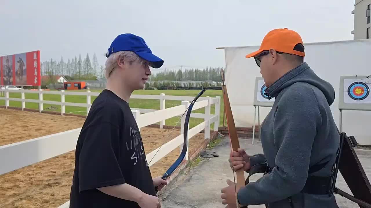 【童锦程】射箭冠军手把手教学，这我还能学不会？
