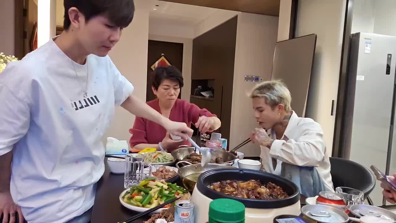 【童锦程】来自妈妈的关心“少碰女人”，张天天被亲妈吐槽太虚了