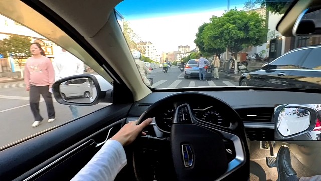 【学车】车多人杂的路况下，新手司机如何选择正确的方式应付？