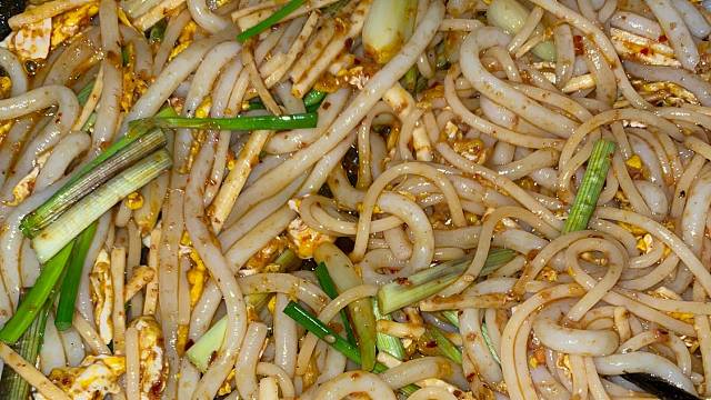 宵夜，锅气十足的虾酱炒粉