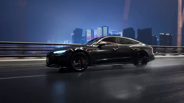 请欣赏雨夜大桥上的奥迪RS7
