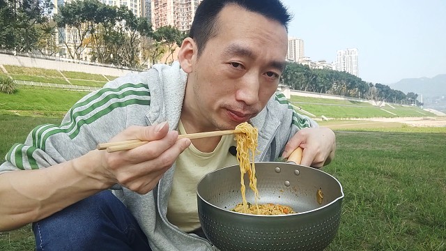 户外也能享美味便捷，泡方便面加蛋肠绝配