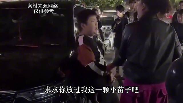 小孩子踩别人汽车