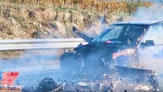全集男人為汽車加裝了三萬伏的電磁鋼叉