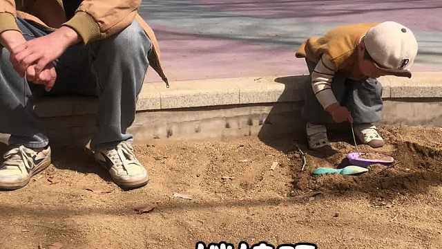 当外地工作的爸爸突然出现在娃面前……