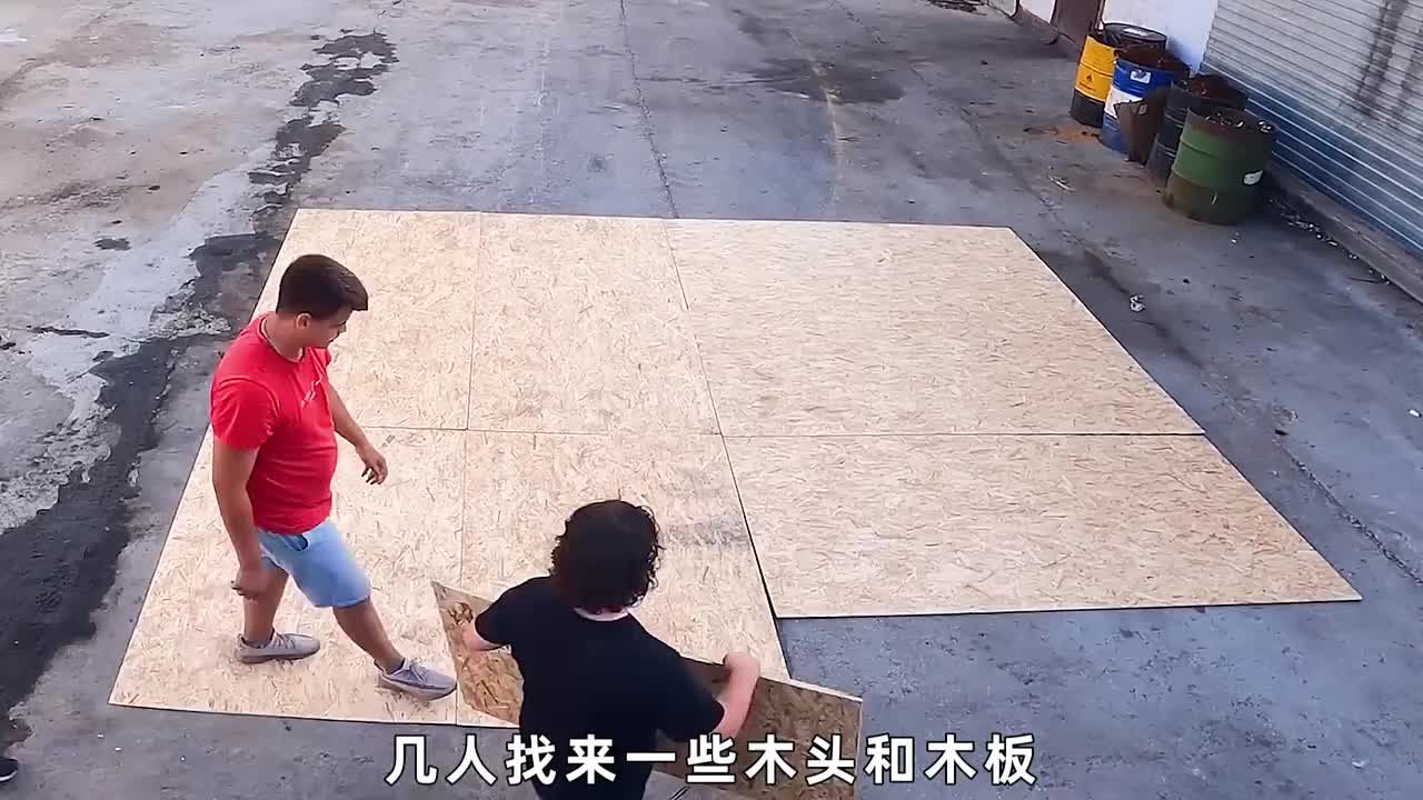 3个人挑战在室外建造秘密基地，可以睡觉看电影