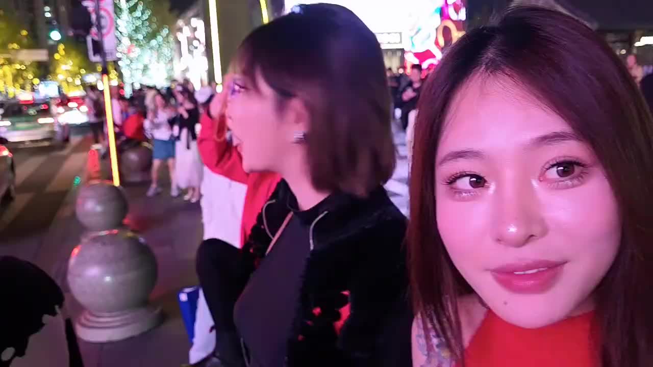 在街头跟美女玩猜拳输了给对方磕头？