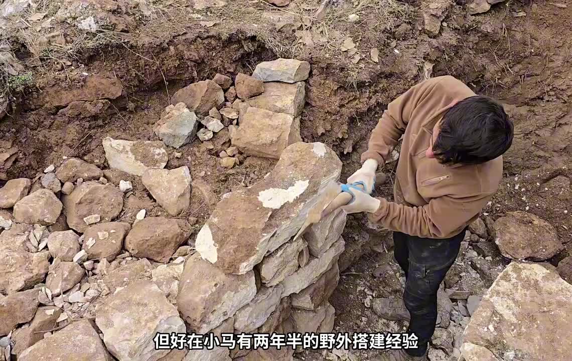 一堆废弃的石头，经过男人一番建造，竟然变成了舒适温暖的小屋