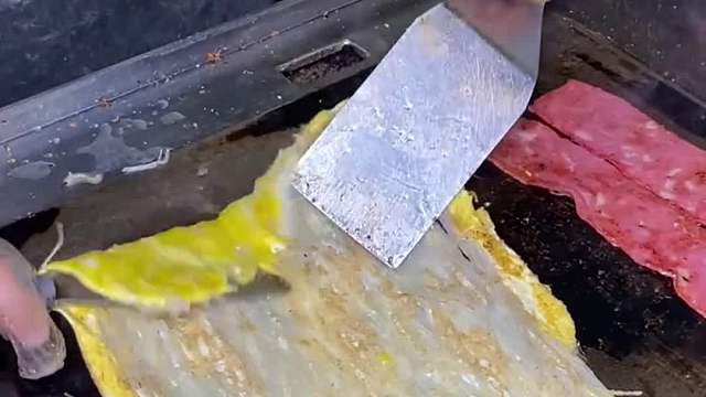 居民楼下60块一份的烤冷面！！小料好多好丰富