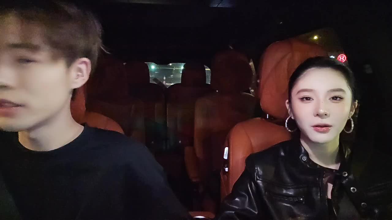 【子圣-798】这个美女跟童哥播过，她自己说觉得我更帅