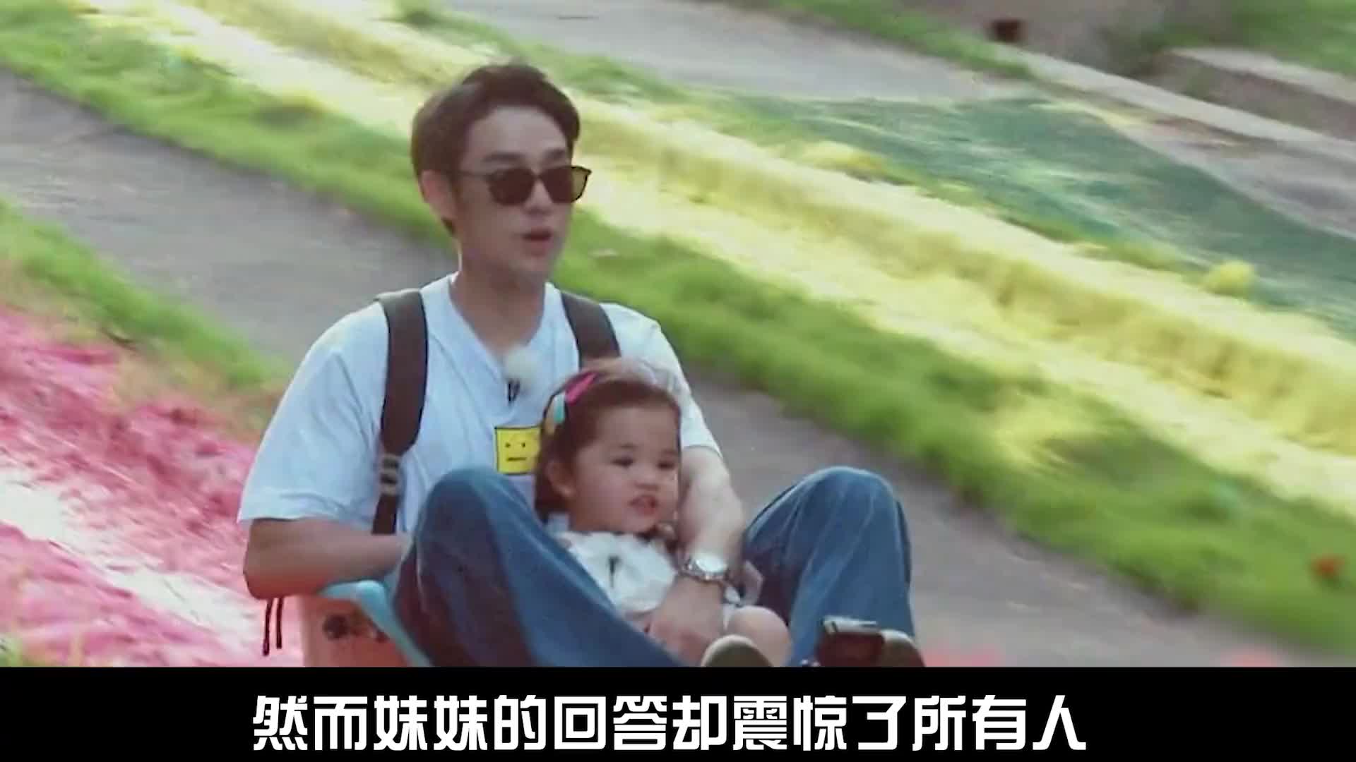 2岁妹妹贴心照顾27岁哥哥，相差25岁的二胎家庭太幸福了