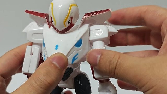 被骗了！印着正版商标的盗版货钢甲卡卡龙遁地鼠