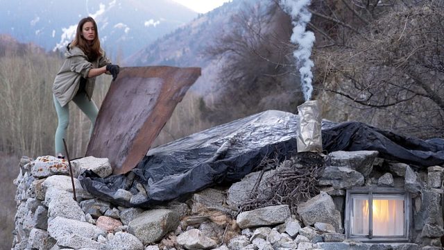 独自背包长途跋涉，途中意外发现别人建造的石屋，进入里面傻眼了