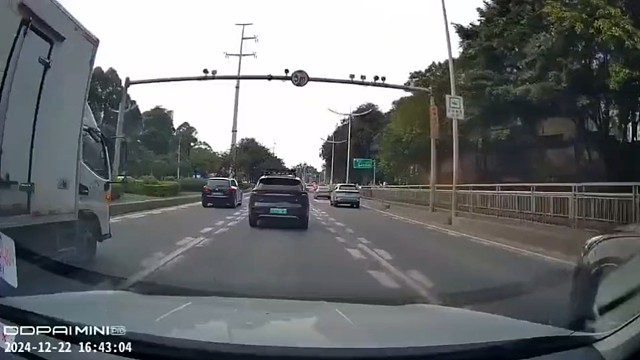 没技术就别学人家别车，开货车还不守规矩，下次还敢连续变道不，仗着车大以为可以挤别人，想不到被人顶翻了