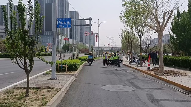 露营地靠近马路厕所旁边