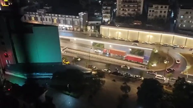 喇叭叭有什么用     说不定前车在看家里监控呢  不然实线怎么会开那么慢