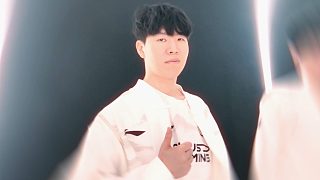 男生拍照時的標準手勢