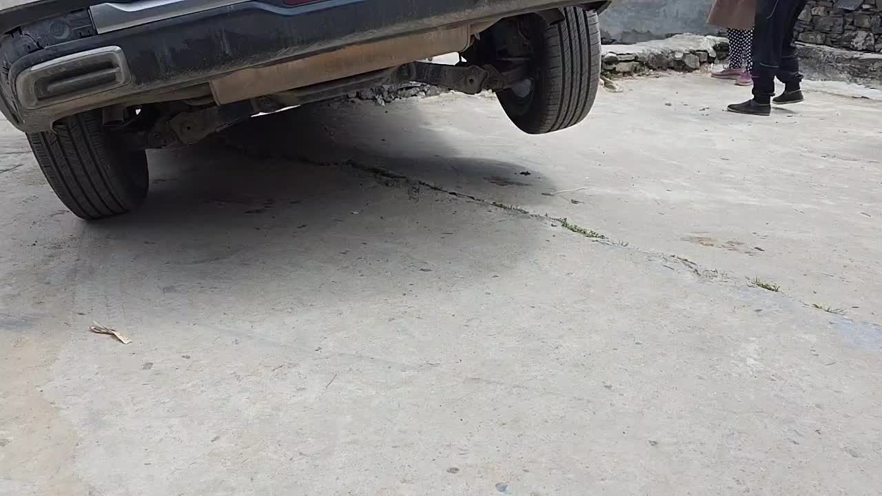 团播下乡村竟有人开车差点开翻了？